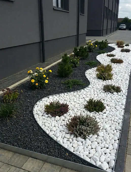 Grys ozdobny wysypany w ogrodzie